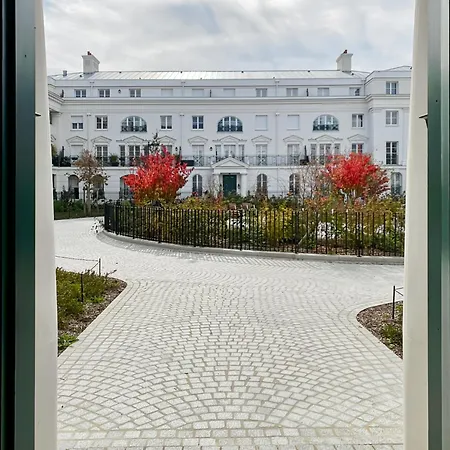 Cartier Disneyland Paris - Rentaway *